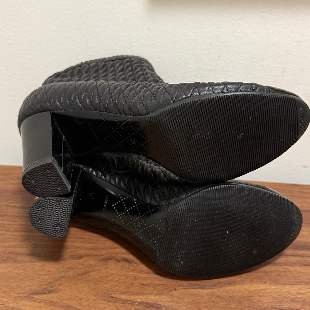 Chanel Authentic Woman’s Black Quilted Ankle Boot with Side Zipper. Size 38. - Picture 5 of 7